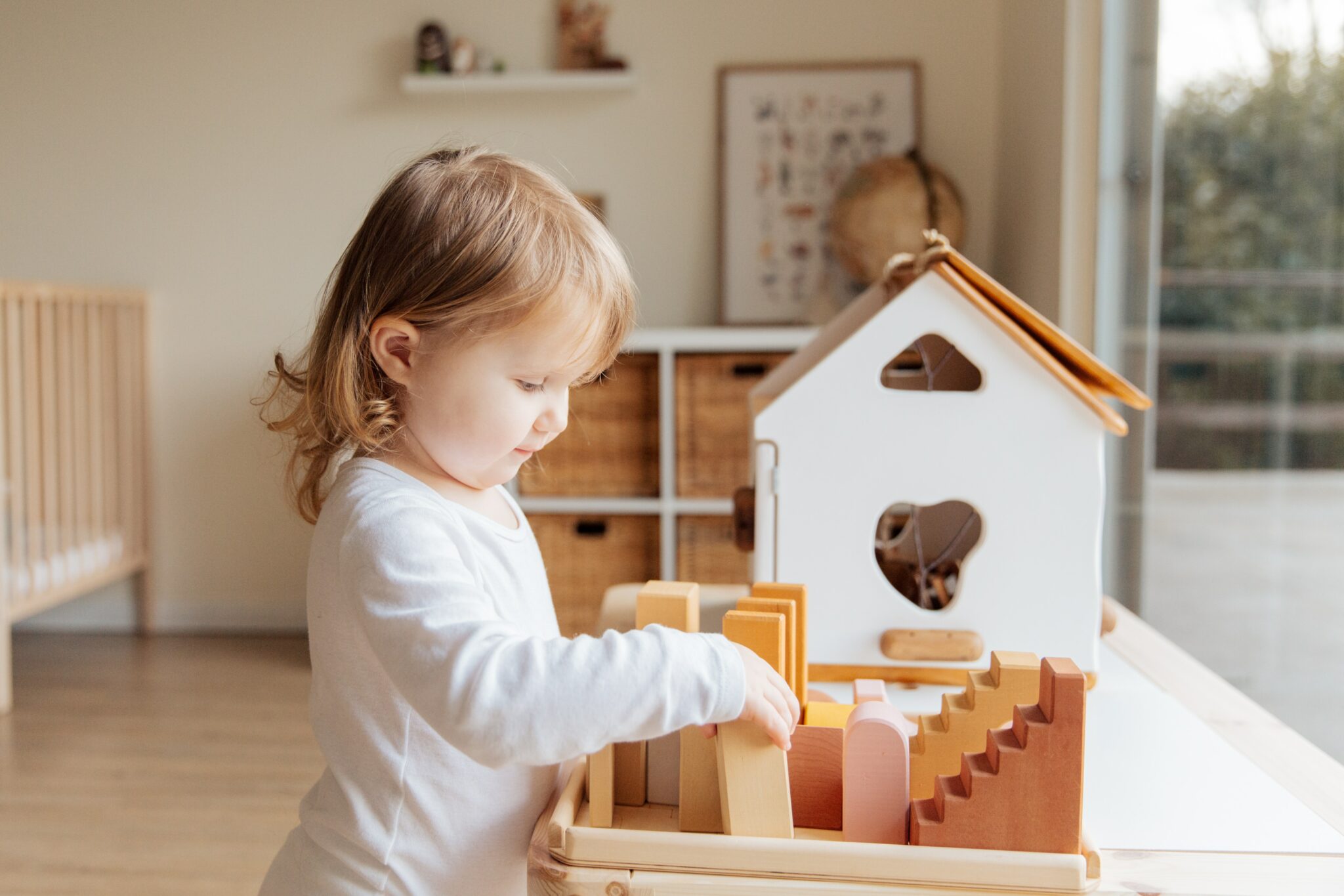 Le jeune constructeur en herbe se concentre sur la création de son chef-d'œuvre en bois, laissant son imagination déborder de possibilités infinies. Avec chaque pièce ajoutée, son sourire s'agrandit et sa confiance en lui grandit. Les jouets en bois pour la construction sont le moyen idéal pour les enfants de développer leur créativité et leur habileté manuelle, tout en s'amusant. comment vendre votre micro-crèche : les 6 clés