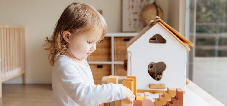 Le jeune constructeur en herbe se concentre sur la création de son chef-d'œuvre en bois, laissant son imagination déborder de possibilités infinies. Avec chaque pièce ajoutée, son sourire s'agrandit et sa confiance en lui grandit. Les jouets en bois pour la construction sont le moyen idéal pour les enfants de développer leur créativité et leur habileté manuelle, tout en s'amusant. comment vendre votre micro-crèche : les 6 clés