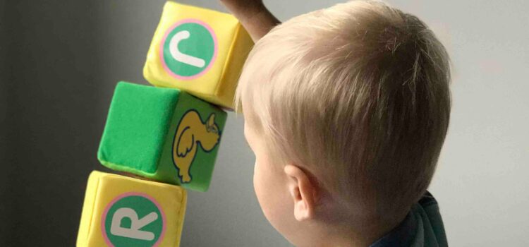 Photo d'un enfant qui joue. Les 5 erreurs à éviter lors de la vente de votre ou vos micro-crèches. Cession crèche