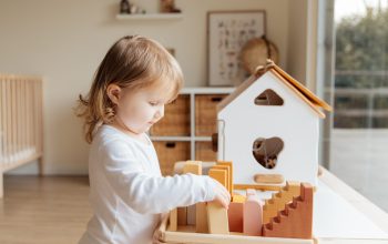 Le jeune constructeur en herbe se concentre sur la création de son chef-d'œuvre en bois, laissant son imagination déborder de possibilités infinies. Avec chaque pièce ajoutée, son sourire s'agrandit et sa confiance en lui grandit. Les jouets en bois pour la construction sont le moyen idéal pour les enfants de développer leur créativité et leur habileté manuelle, tout en s'amusant. comment vendre votre micro-crèche : les 6 clés