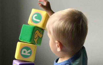 Photo d'un enfant qui joue. Les 5 erreurs à éviter lors de la vente de votre ou vos micro-crèches. Cession crèche